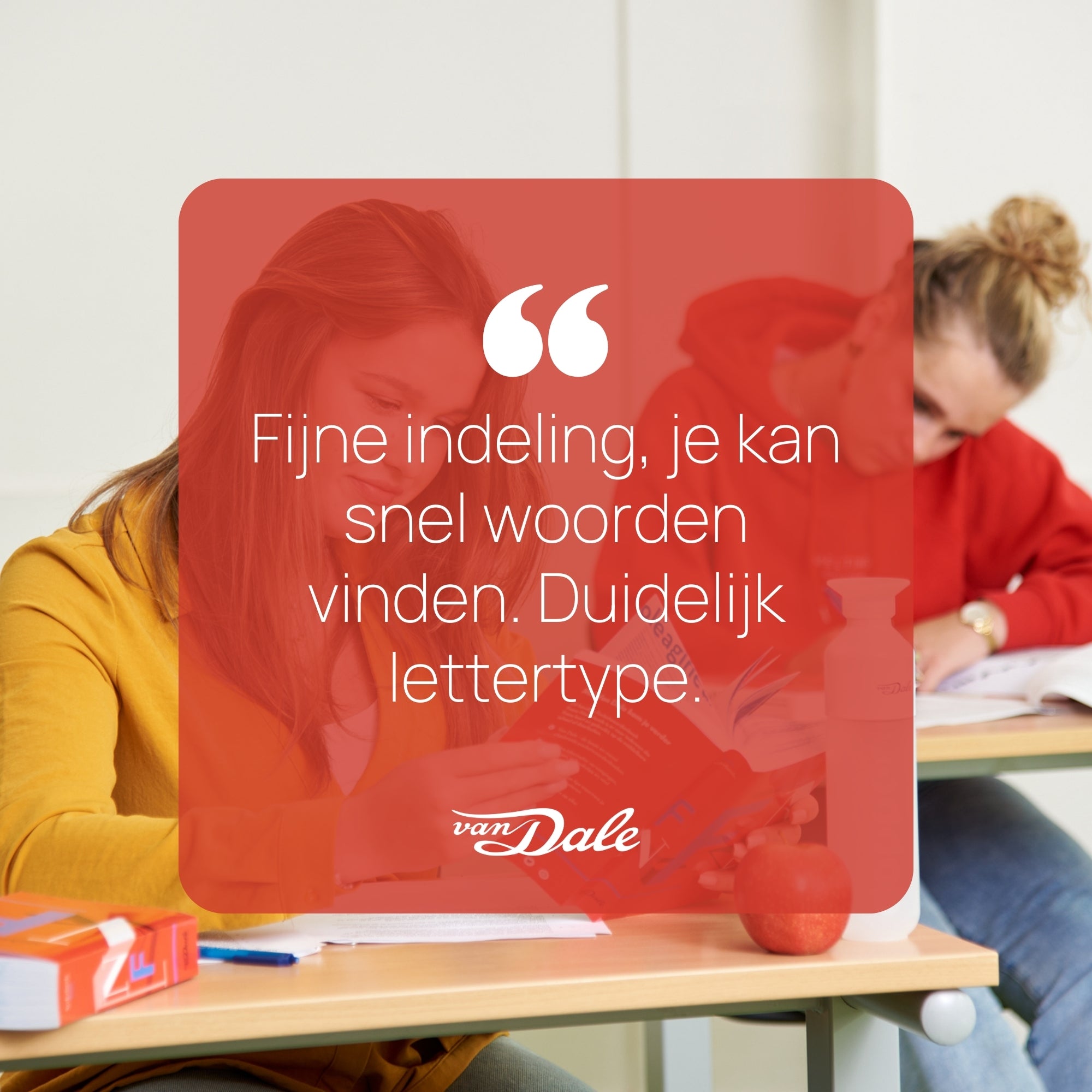Op de achtergrond zijn twee scholieren die bezig zijn met hun eindexamens. Daarvoor is een rood semi-doorzichtig vierkant te zien met daarin de woorden 'Fijne indeling, je kan snel woorden vinden. Duidelijk lettertype'