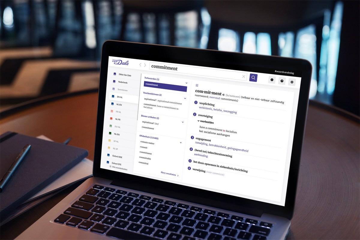 Laptop met op het scherm Van Dale Online professioneel met de Nederlandse vertalingen van het woord 'commitment'
