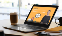 Een laptop staat op een tafel met een schermafbeelding van een video uit de Van Dale E-learning Correct Nederlands 