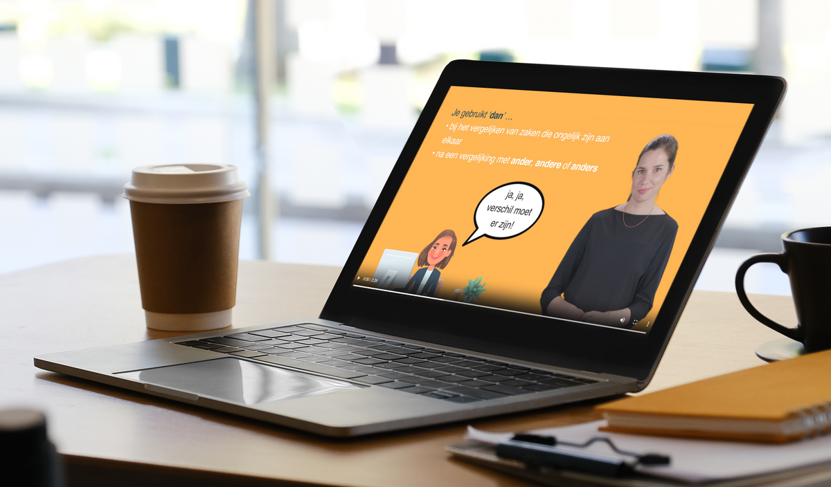 Een laptop staat op een tafel met een schermafbeelding van een video uit de Van Dale E-learning Correct Nederlands 