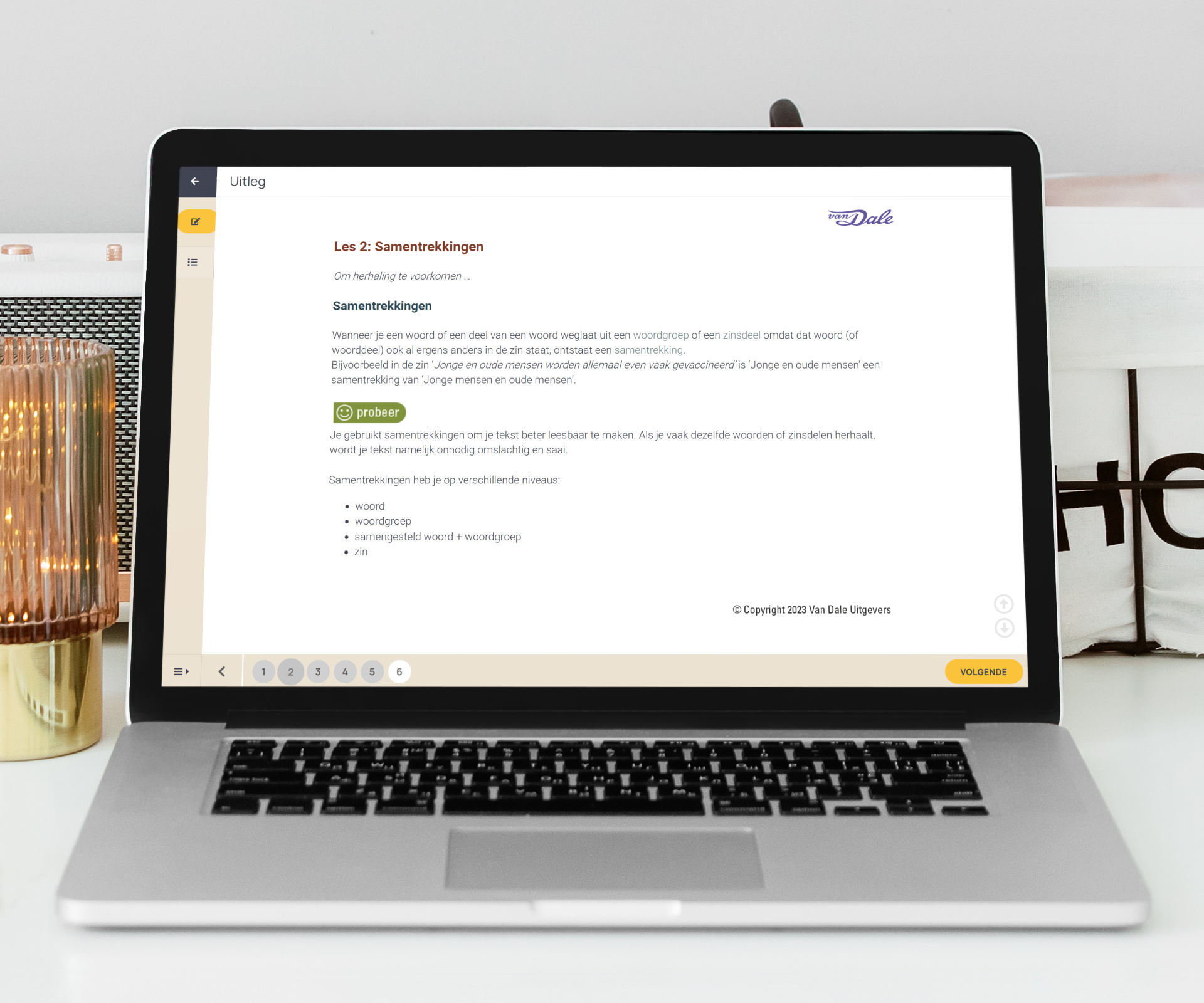 Een laptop staat op een tafel met een schermafbeelding van een deel van de uitleg uit de Van Dale E-learning Helder zakelijk schrijven stijl