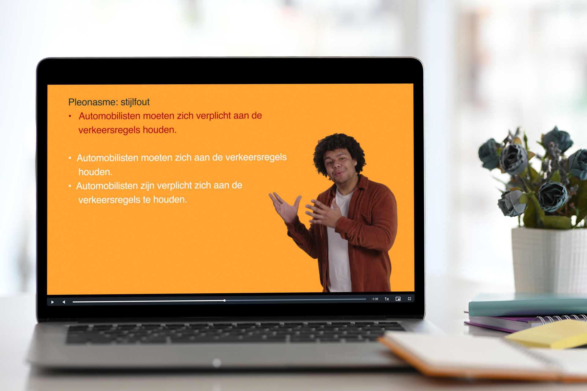 Een laptop staat op een tafel met een schermafbeelding van een video uit de Van Dale E-learning Helder zakelijk schrijven stijl