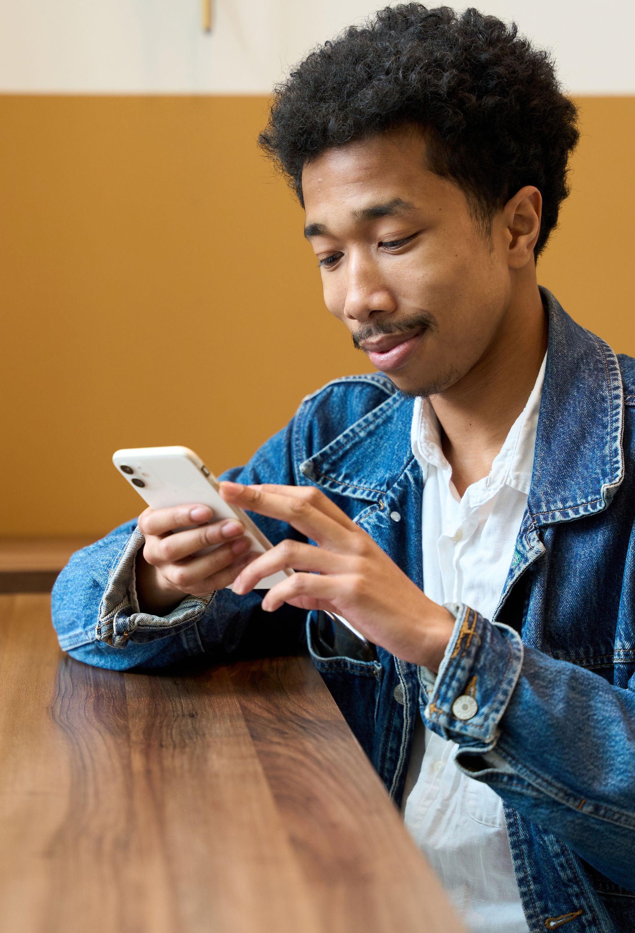Een student kijkt op diens mobiel